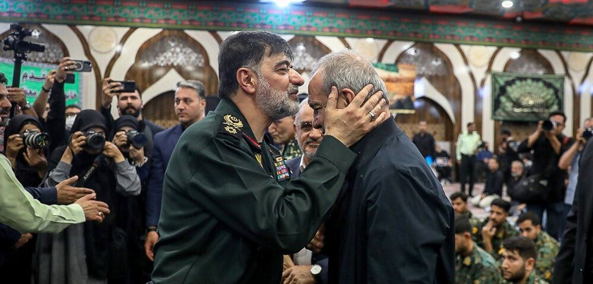 صحنهای ماندگار؛ بوسه سردار رادان بر پیشانی مسعود پزشکیان + عکس
