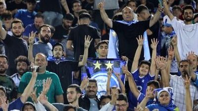 بارش برف دربی استقلال و پرسپولیس را تعطیل کرد