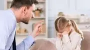  اشتباهات والدین که بی‌صدا اعتمادبه‌نفس کودک را تضعیف می‌کند