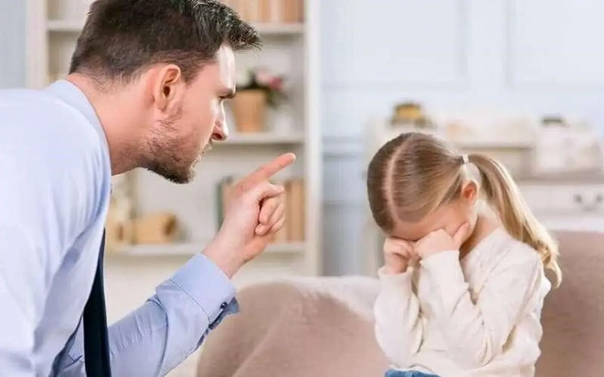  اشتباهات والدین که بی‌صدا اعتمادبه‌نفس کودک را تضعیف می‌کند