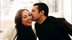 استایلی گرم و پاییزی آناهیتا درگاهی همسر اشکان خطیبی در یک مراسم اکران شهر قصه درخشید