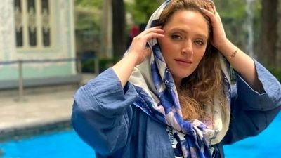چهره خیره‌کننده سمیرا حسینی با استایلی خاص و ژست‌هایی هنری در دل دریا
