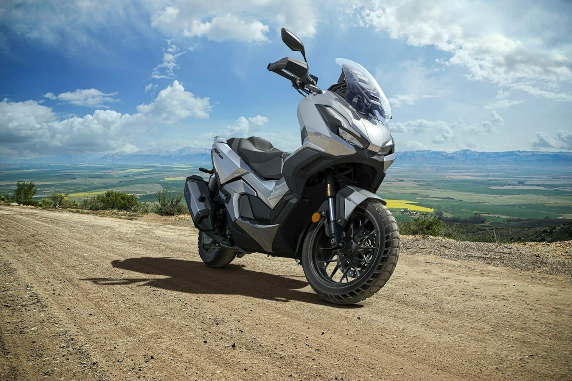 اسکوتر هوندا ADV350 در جاده خاکی