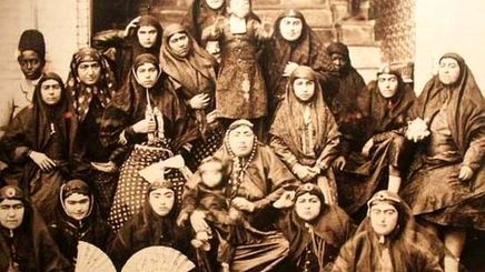 از بانوی قدبلند قجری با گردن‌آویز خاص تا آب تنی در سواحل مانزندران و نمای خاطره‌انگیز خانه‌ای در کردستان