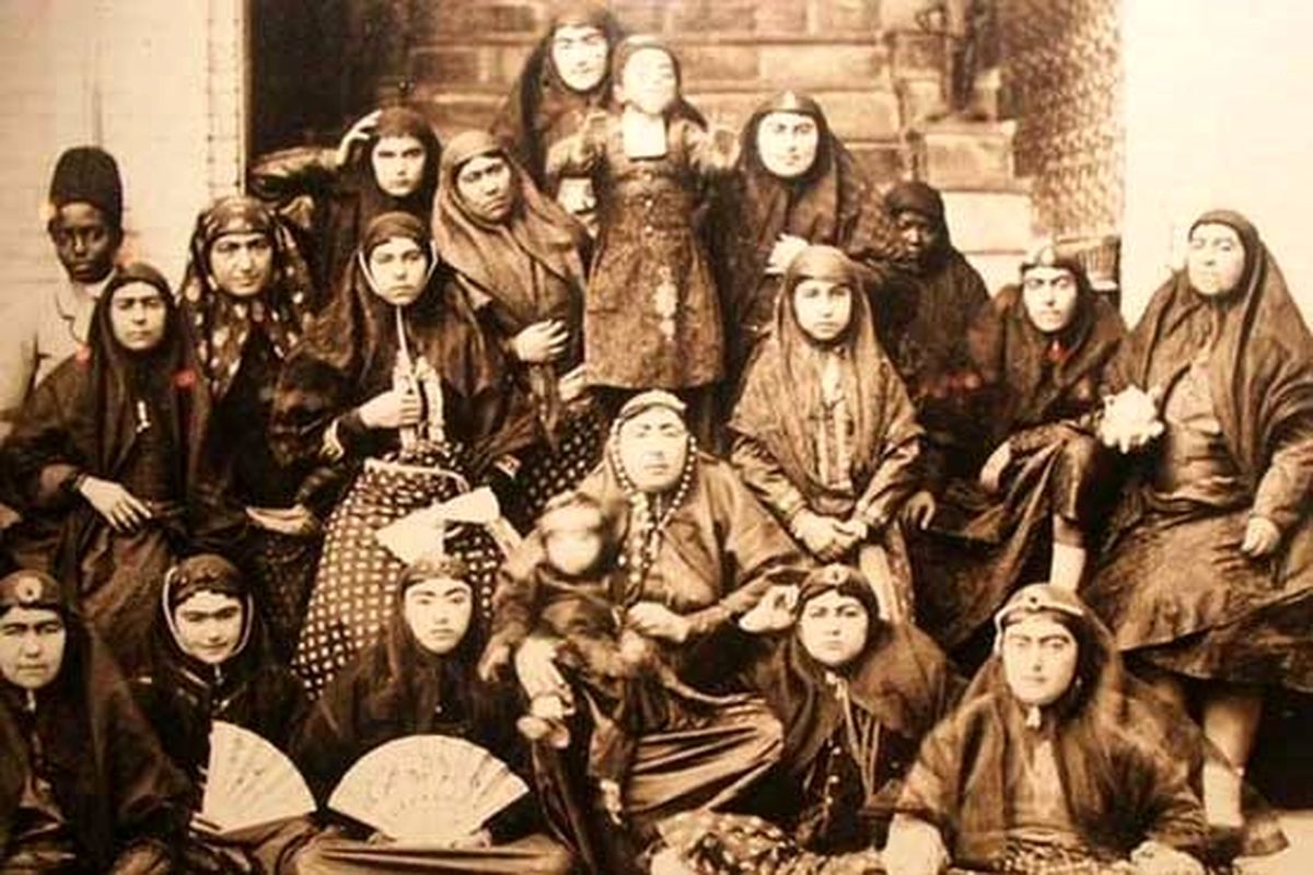 از بانوی قدبلند قجری با گردنآویز خاص تا آب تنی در سواحل مانزندران و نمای خاطرهانگیز خانهای در کردستان