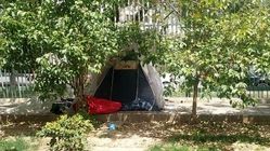 چادرخوابی بیماران اطراف بیمارستان قلب رجایی