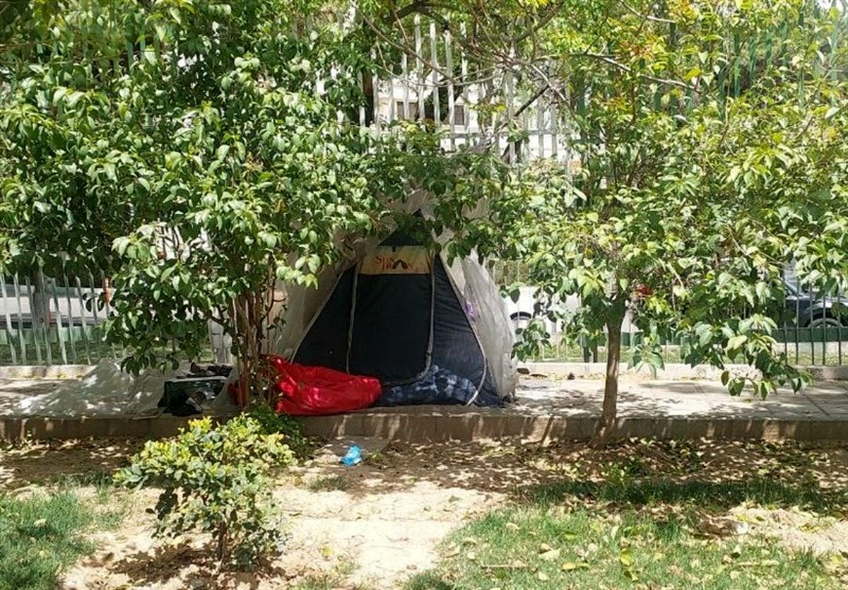چادرخوابی بیماران اطراف بیمارستان قلب رجایی