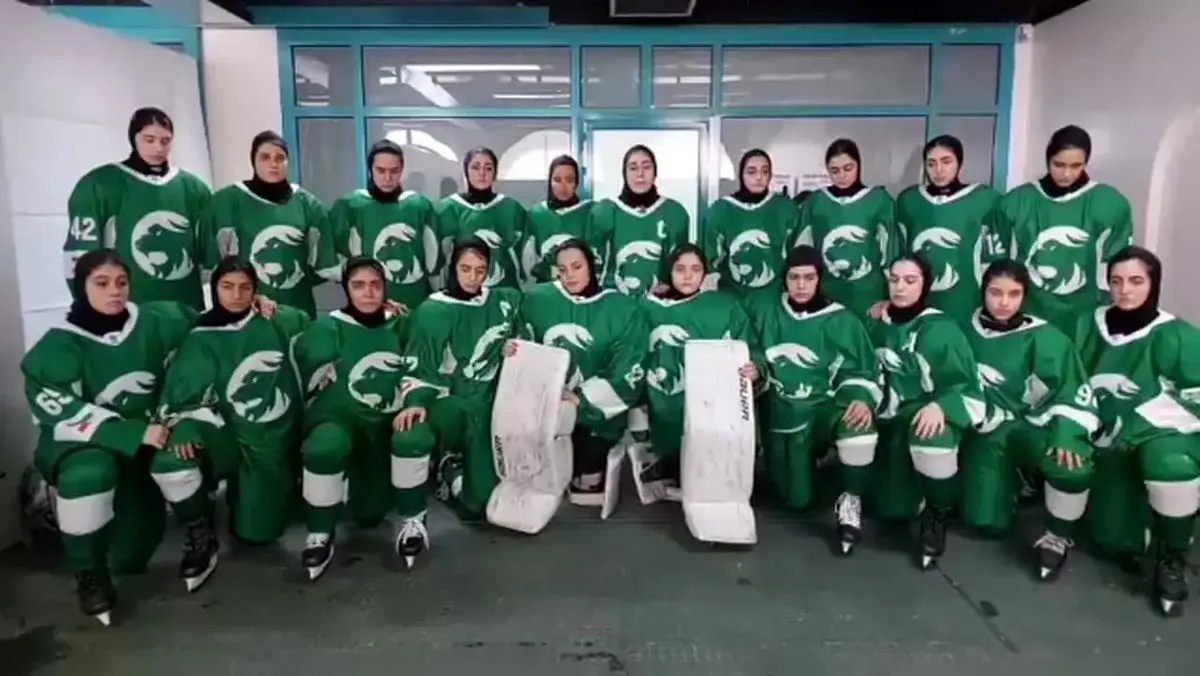 فیلم ادای احترام  تیم ملی هاکی یخ زنان به الهه حسین‌نژاد دختر ایران
