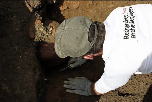 کشف قلک‌های ۱۸۰۰ساله مملو از سکه