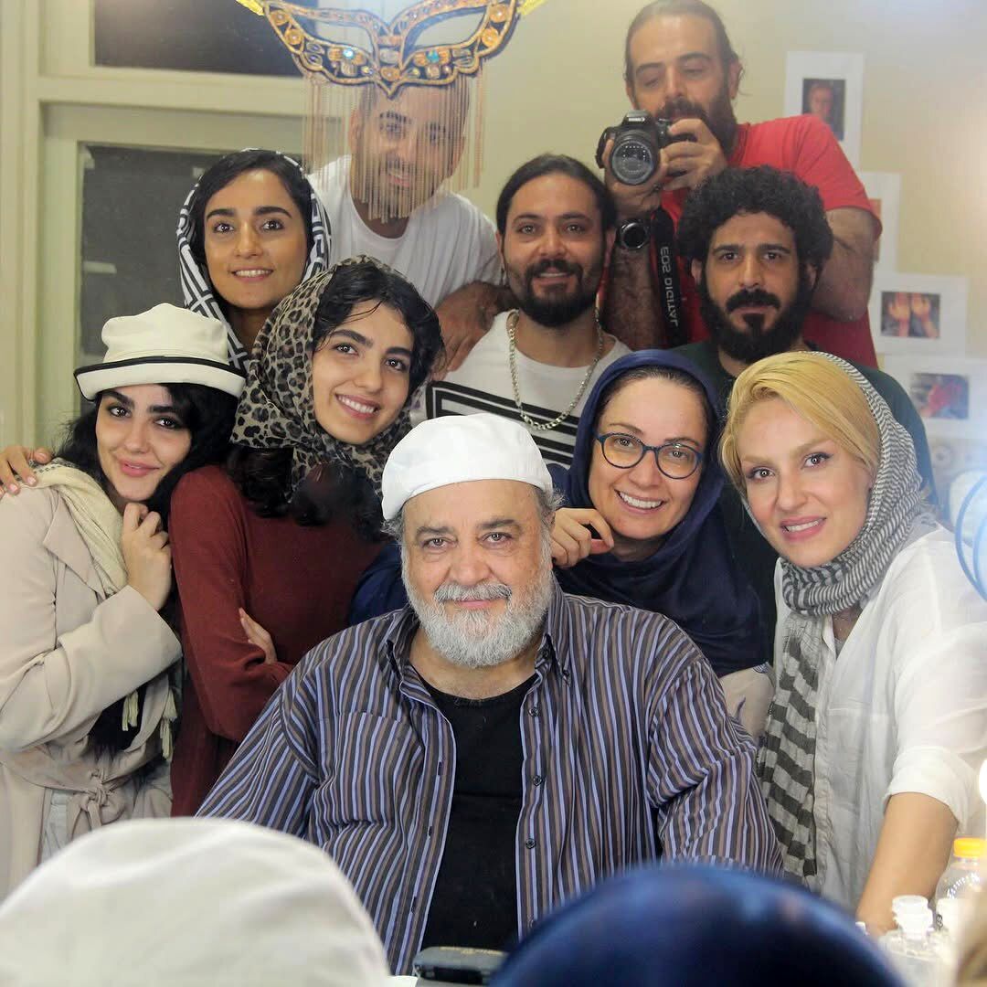 محمدرضا شریفی‌نیا در اتاق گریم «تاسیان»؛ عکسی از پشت صحنه سریال (عکس)