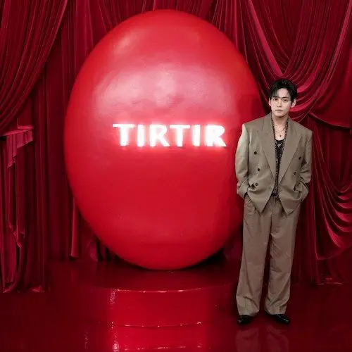 کت و شلوار قهوه‌ای کیم تهیونگ