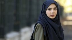 عکس جذاب یاسمن سریال لحظه گرگ‌ومیش کنار دریا
