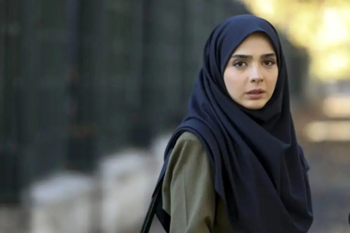 عکس جذاب یاسمن سریال لحظه گرگ‌ومیش کنار دریا