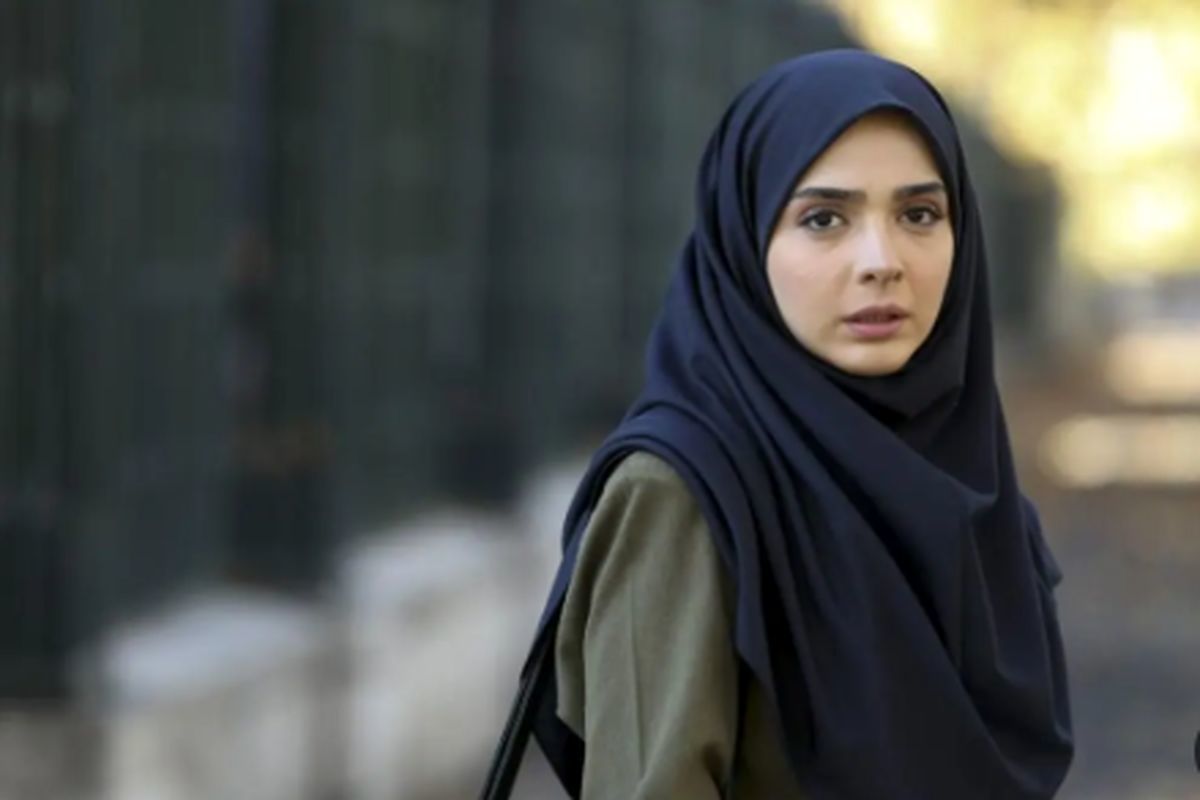 عکس جذاب یاسمن سریال لحظه گرگومیش کنار دریا