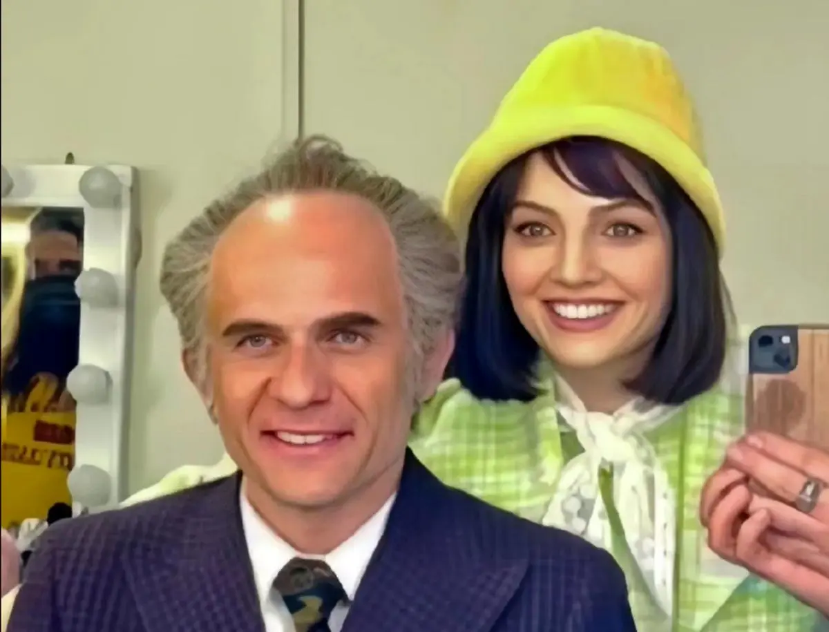 بوسه بابک حمیدیان بر سر بازیگر دختر جوان جنجالی شد (ویدیو)