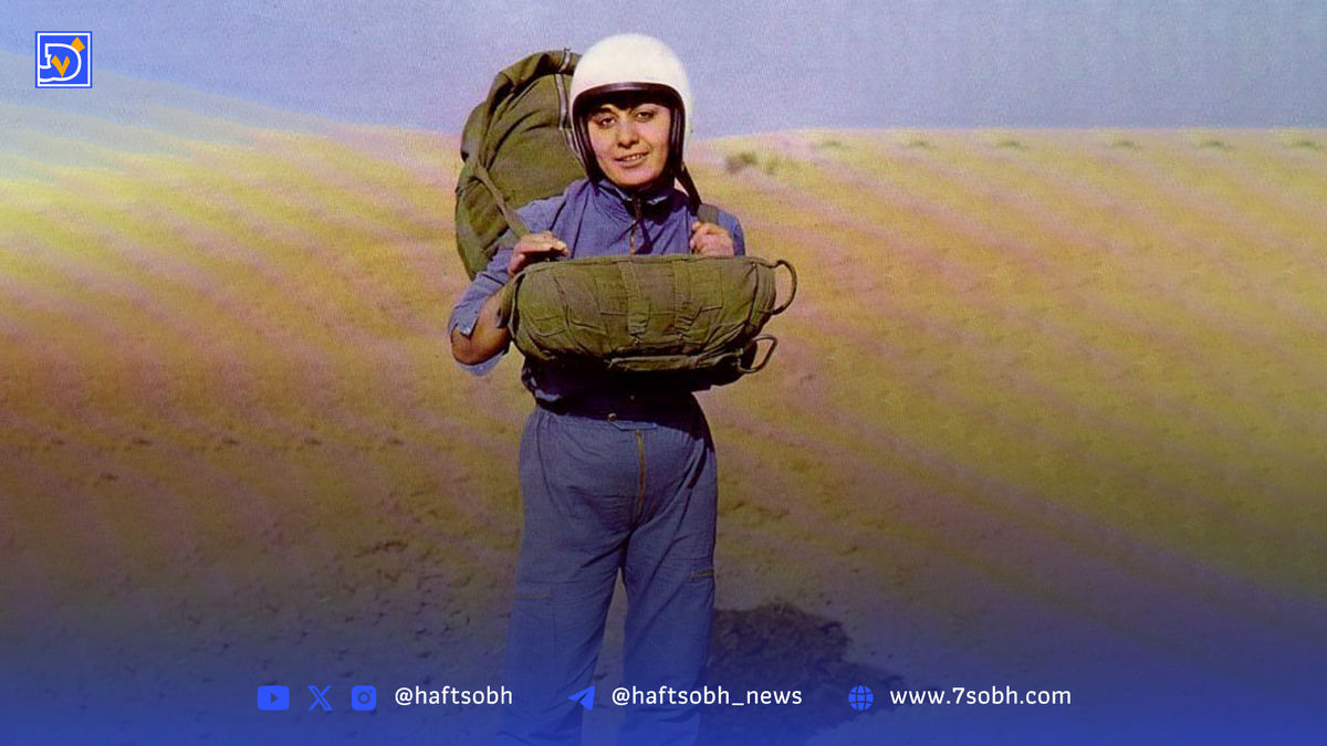 قاب تاریخ| دختر چترباز، الیزابت تیلور در شیراز، بازرگان در قم، آبفروش و عکاس دورهگرد