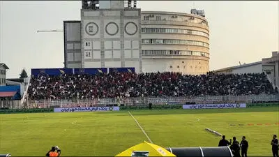 کری‌خوانی سرخ‌ها در ورزشگاه وطنی؛ پرسپولیسی‌ها شعار قهرمانی سر دادند