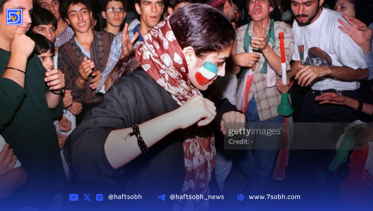 قاب تاریخ | عکس دستهجمعی تیم ملی با خواننده معروف، تذکر حجاب، جشن و پایکوبی در شب پیروزی مقابل آمریکا و...