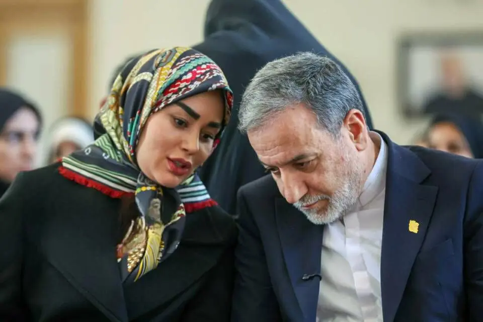 اشک‌های بی‌امان همسر عراقچی در خاکسپاری بدرالسادات عراقچی / عکسی که وزیر امور خارجه از غم خود منتشر کرد