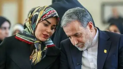 اشک‌های بی‌امان همسر عراقچی در خاکسپاری بدرالسادات عراقچی / عکسی که وزیر امور خارجه از غم خود منتشر کرد