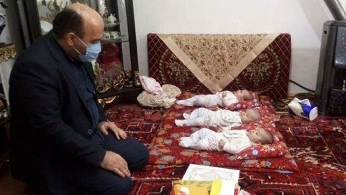 عکس| هدیه رهبر انقلاب به پدر و مادر سهقلوها