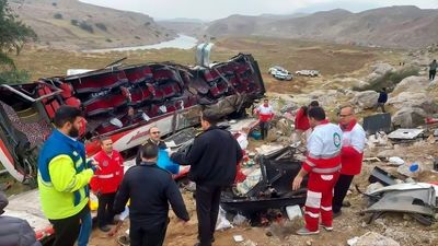 شناسایی مقصرین اتوبوس دانش‌آموزان کرمانی؛ بازداشت دو نفر و نظارت قضائی بر مدیر مدرسه