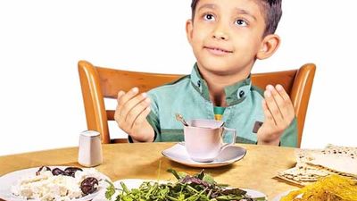 توزیع ۱۰۰۰۰ افطاری و گل‌آرایی حرم رضوی در شب میلاد امام حسن مجتبی (ع) + ویدیو