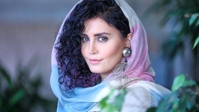 دکوراسیون خانه الناز شاکردوست؛ باغ سرسبز و با صفا و ایوانی با ویو بهشتی