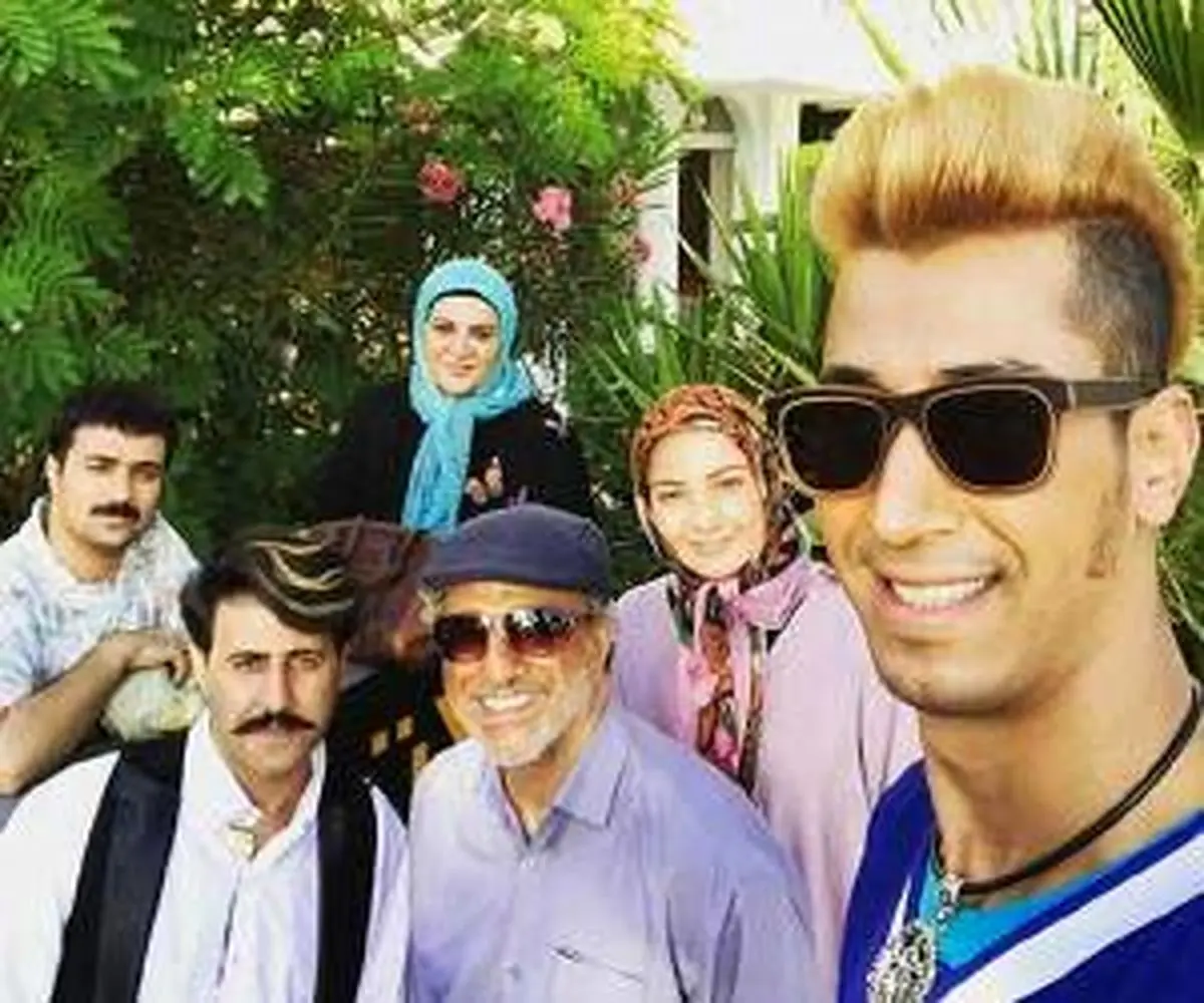 سکانس خنده دار سریال پایتخت؛ سلفی سمی بهرام افشاری در توالت برای نامزدش و لو رفتن سیگاری بودن او (ویدیو)