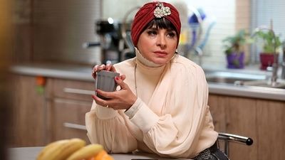 ترسیدن بهنوش طباطبایی از پیرمرد تهرانی  گوشی به دست در روز روشن (ویدئو)