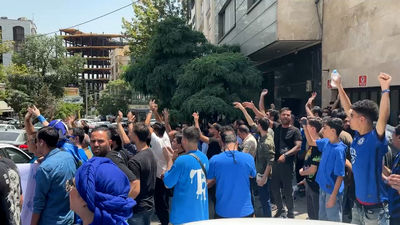هواداران استقلال: ما با این تیم زندگی می کنیم، نمی توانید کار کنید بروید!