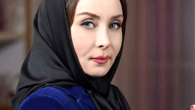  گلاب آدینه و نورا هاشمی در پشت صحنه سالن تئاتر 
