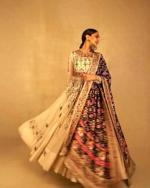 ساری گلدوزی‌شده دیپیکا