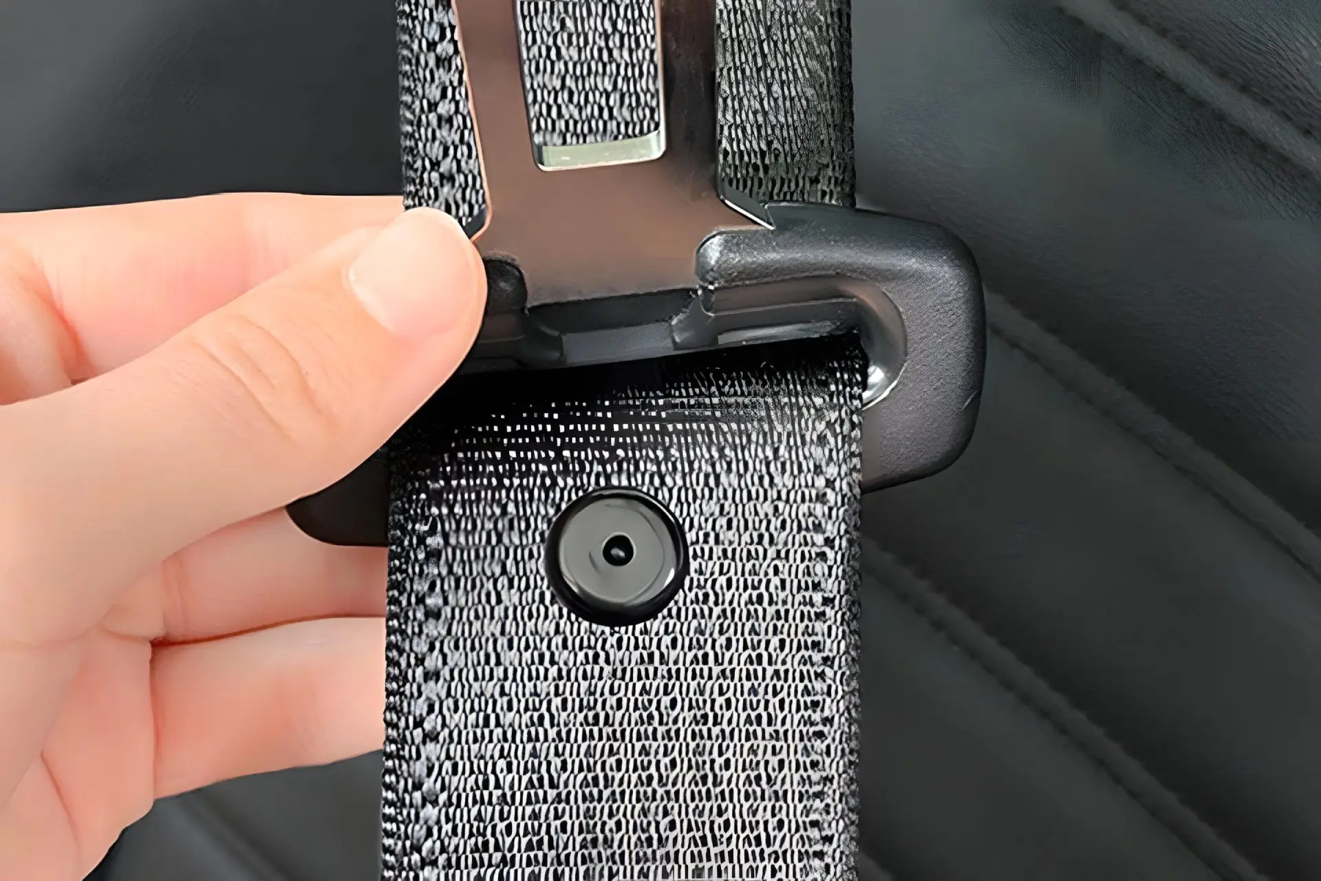 دکمه روی کمربند ایمنی خودرو