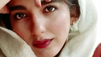 (عکس) ژست های عکاسی عجیب ویدا جوان، بازیگر نقش هدیه در سریال پژمان در یک پمپ بنزین متروکه! / حالا چرا پمپ بنزین؟! 