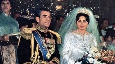 «فرح» و «محمدرضا پهلوی» در حال بازی والیبال با لباس‌های گرانقیمت