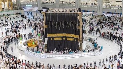 لحظه تعویض پرده کعبه به مناسبت فرا رسیدن آغاز سال جدید + فیلم