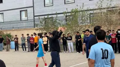 بازی فوتبالی ستارگان دهه شصت با دانش‌آموزان مدرسه حضرت محمد (ص) زاهدان