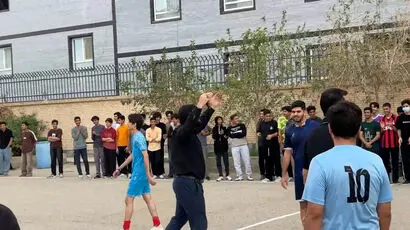 بازی فوتبالی ستارگان دهه شصت با دانش‌آموزان مدرسه حضرت محمد (ص) زاهدان