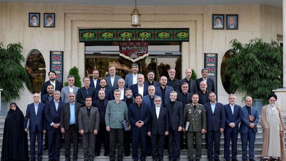 تبعیت از تدابیر امام خامنه ای، تنها راه نجات کشور است