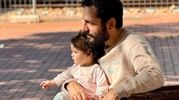 عباس غزالی به همراه دخترکوچولوش در اسپانیا؛ بازیگر سریال وضعیت سفید به عشق وطن، ایران نوشت (ویدیو)