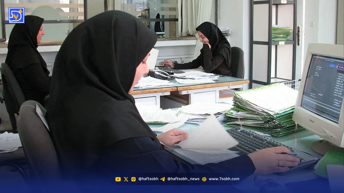 بانک از پشت باجه بیرون آمد
