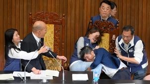 ویدیو | درگیری عجیب نمایندگان در مجلس تایوان