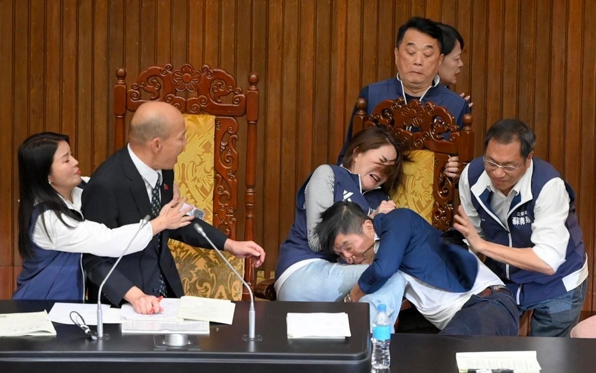 ویدیو | درگیری عجیب نمایندگان در مجلس تایوان