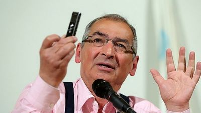 عکس/ صادق خلخالی با قطار فشنگ و اسلحه در جبهه؛ دهه ۶۰