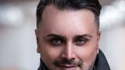 استایل پاییزی متین ستوده تازه عروس سینمای ایران با کلاه کپ و کت شلوار