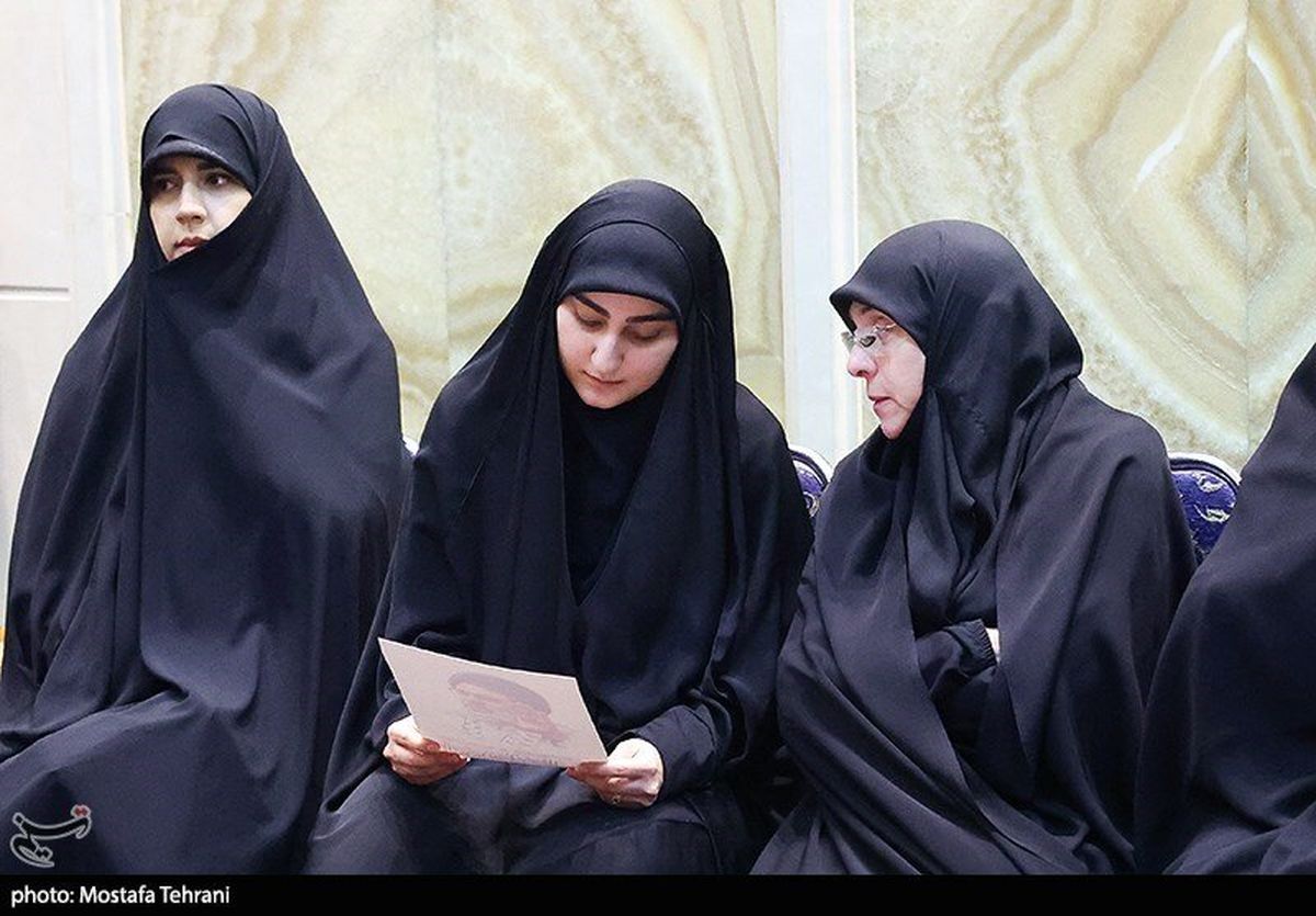 عکسی از گفتگوی دختر سردار سلیمانی با برادر سیدهاشم صفیالدین