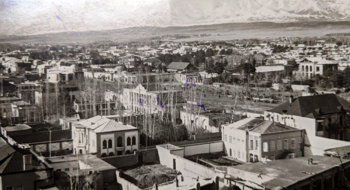بساط جالب کبابی در خیابان‌های طهران حدود ۱۳۵ سال پیش