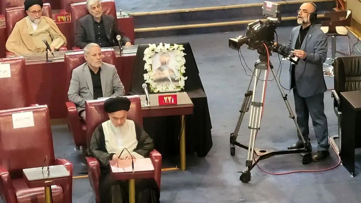 حاشیههای اجلاس خبرگان؛ جالی خالی رئیسی و پیراهن احمدینژاد