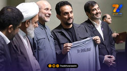 اهدای پیراهن تیم ملی کشتی به رئیس مجلس